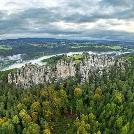 Cerveny Stylovy 3 Km Od Male Skaly Koberovy