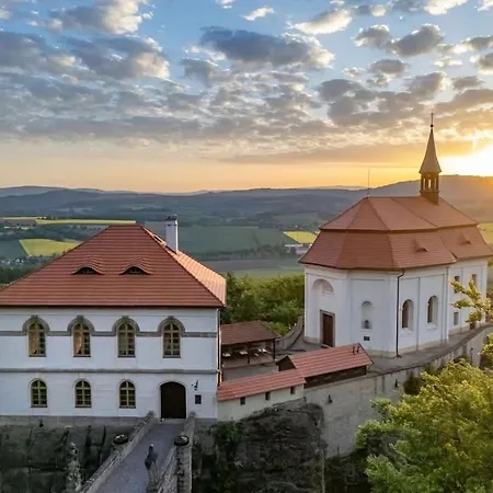 Cerveny Stylovy 3 Km Od Male Skaly Koberovy