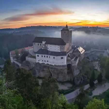 Cerveny Stylovy 3 Km Od Male Skaly * Koberovy
